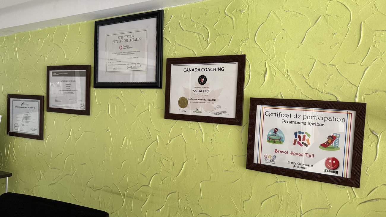 Certificats et accréditations affichés dans les locaux de la Maison Enjouée