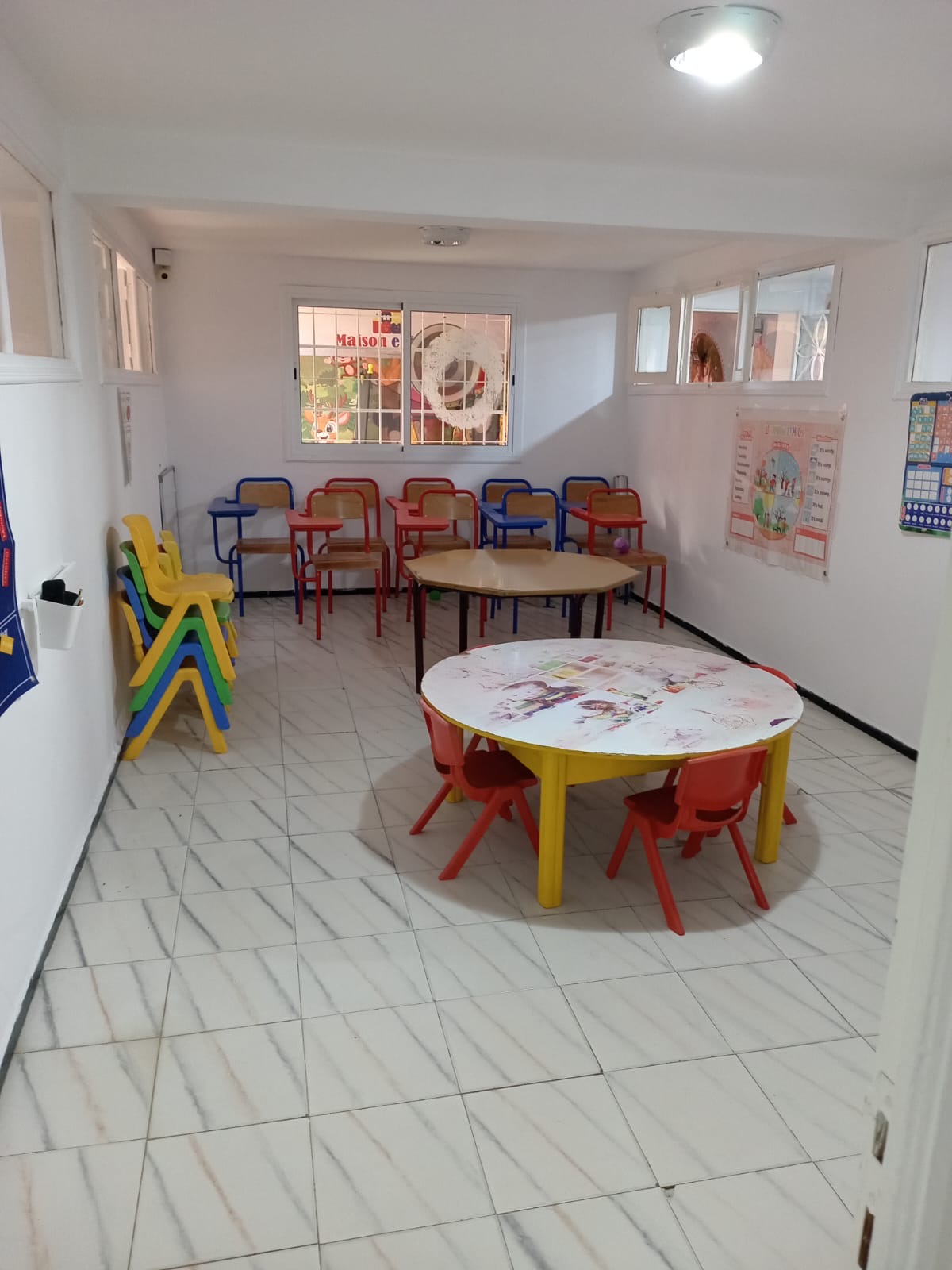 Coin bibliothèque avec étagères de matériel Montessori