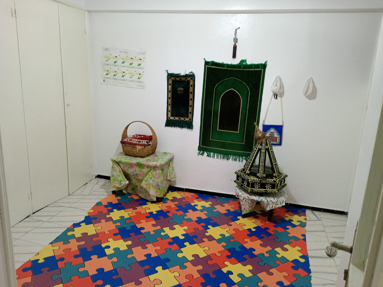 Coin de prière avec tapis et affichage pédagogique