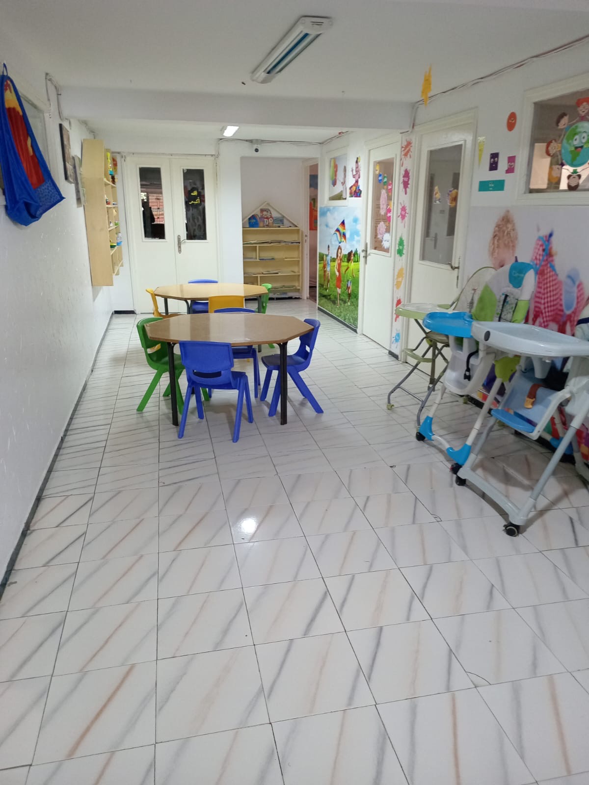 Mur des créations : arbre aux empreintes de mains des enfants