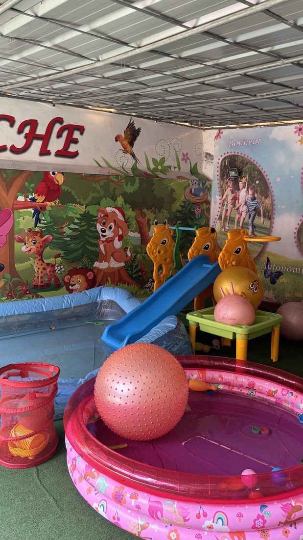 Espace ludique avec toboggan et piscine à balles