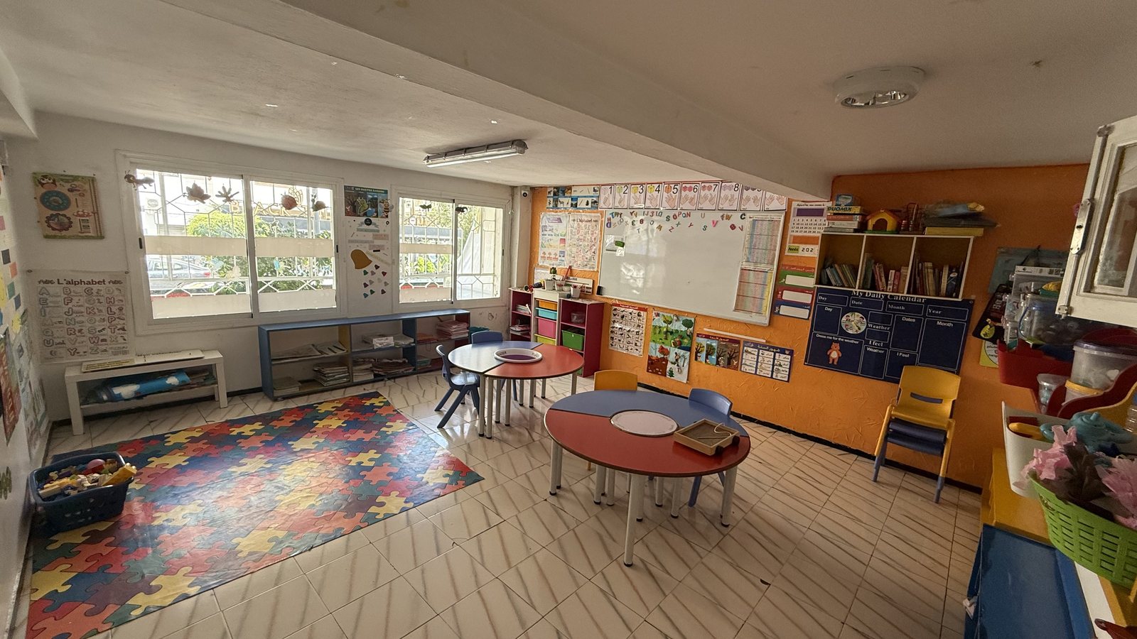 Salle de classe lumineuse et colorée de la Maison Enjouée à Tanger
